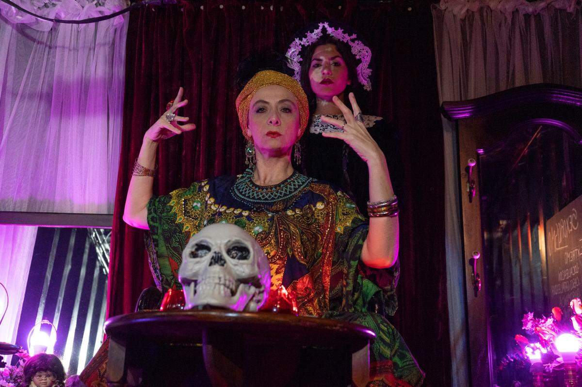 Eugenia Sancho y Yinet Vasallo (al fondo) comparte cartel en ‘Las sexorcistas’.