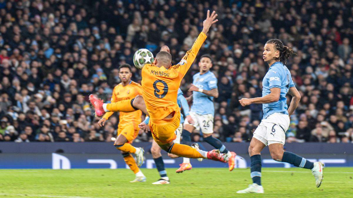 El delantero del Real Madrid Kylian Mbappé anota un gol ante el Manchester City, en el partido de ida en la repesca de la Liga de Campeones, celebrado el 11 de febrero de 2025 en Manchester, Inglaterra.