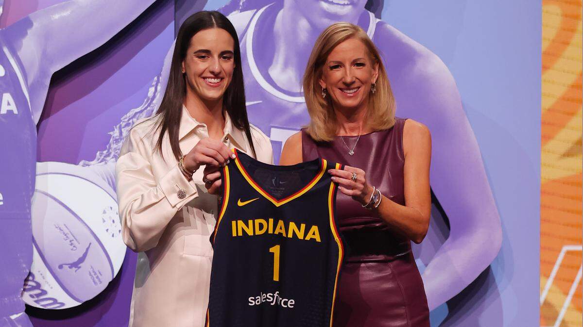 Caitlin Clark posa con la comisionada de la WNBA Cathy Engelbert tras ser seleccionada como número uno del draft por las Indiana Fever, el 15 de abril de 2024 en Brooklyn.