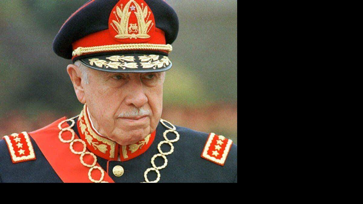 El ex dictador chileno Augusto Pinochet en una foto de archivo de marzo de 1998. 