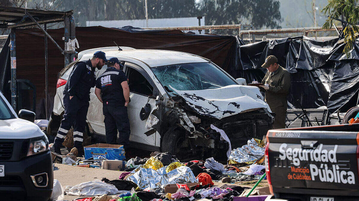 Miembros de Carabineros examinan un vehículo que atropelló a varias personas en un mercado callejero de Viña del Mar, Chile, el domingo 12 de julio de 2026.