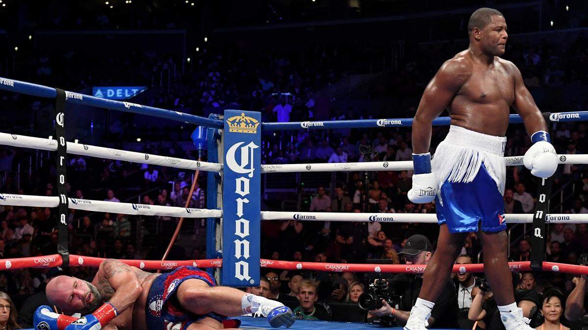 LUIS ORTIZ deja tendido en la lona a Travis Kauffman en el 10mo asalto.
