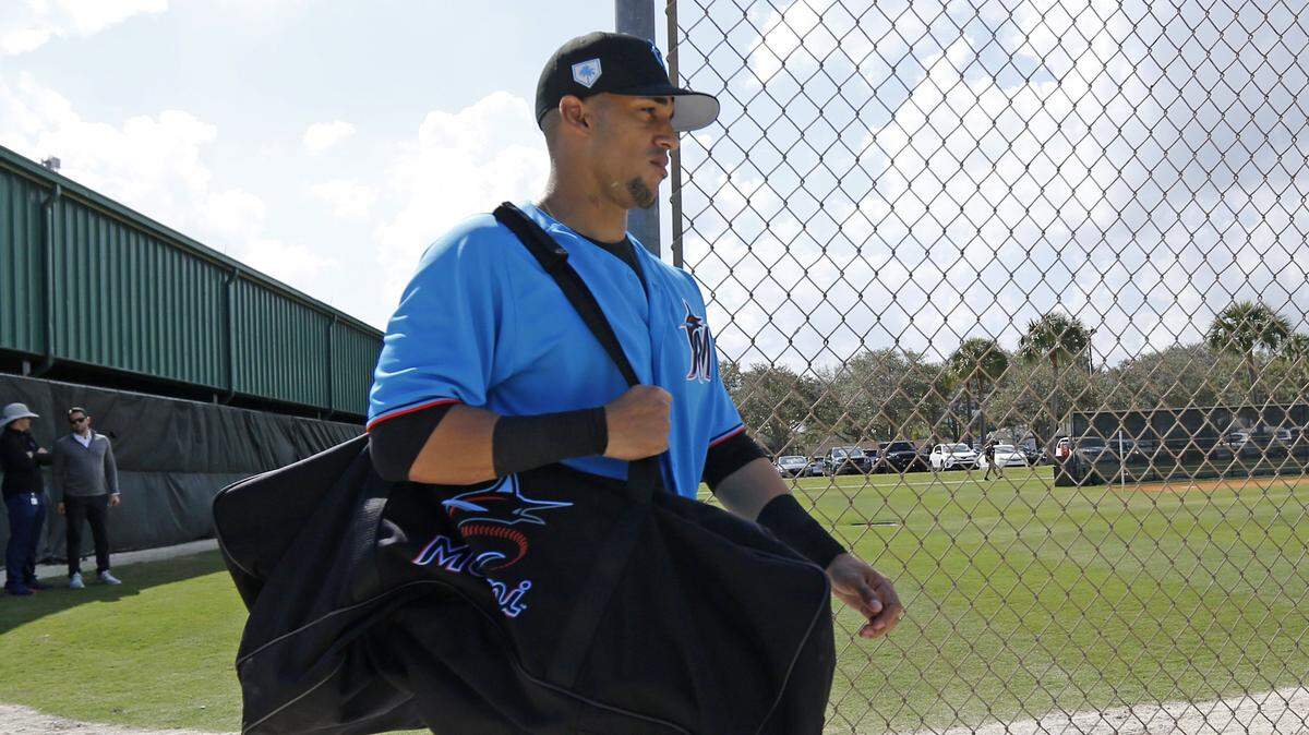 Víctor Víctor Mesa camina hacia un entrenamiento en Jupiter, Florida, el 18 de febrero del 2019.