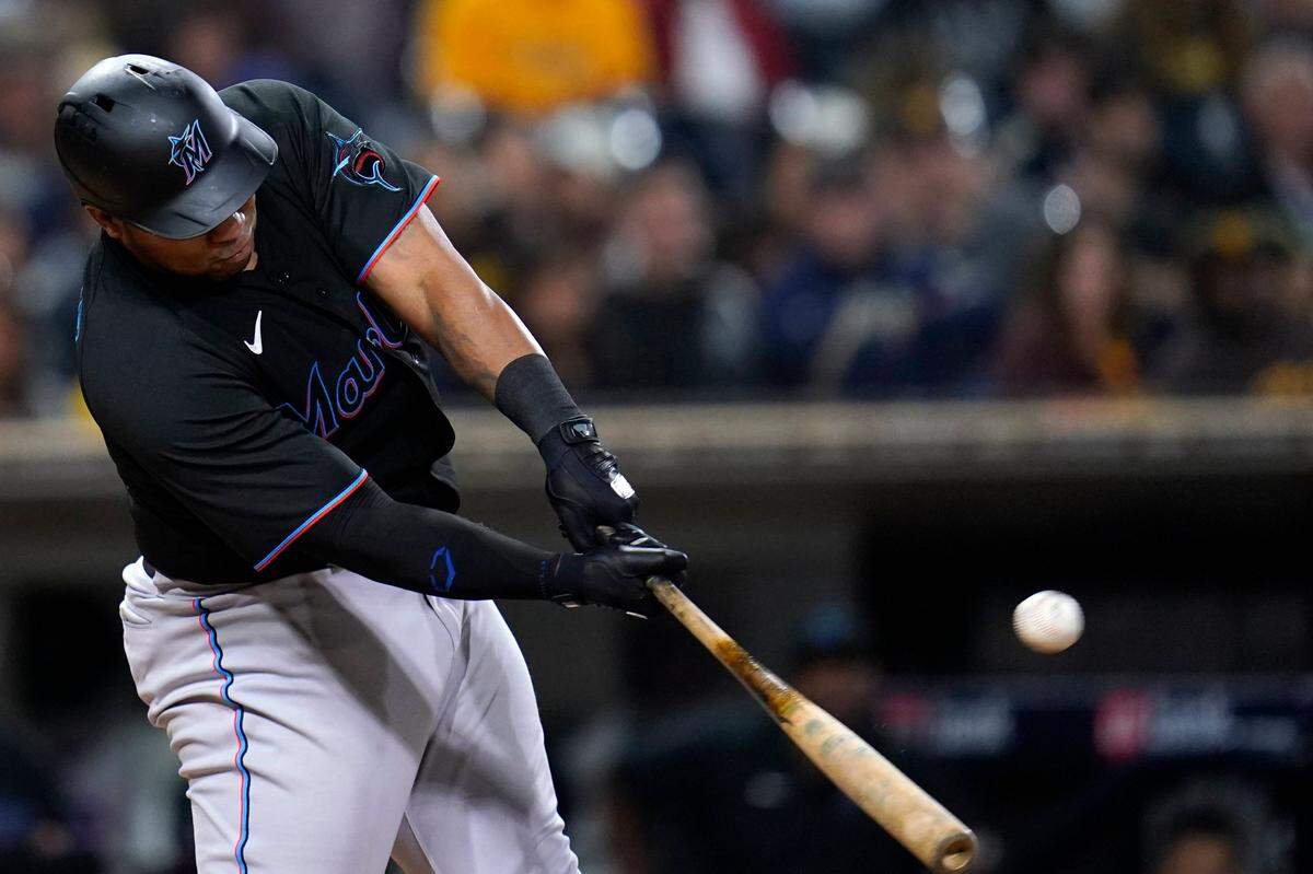 Jesús Aguilar batea por los Marlins en el partido ante los Padres, celebrado el 6 de mayo de 2022 en San Diego.