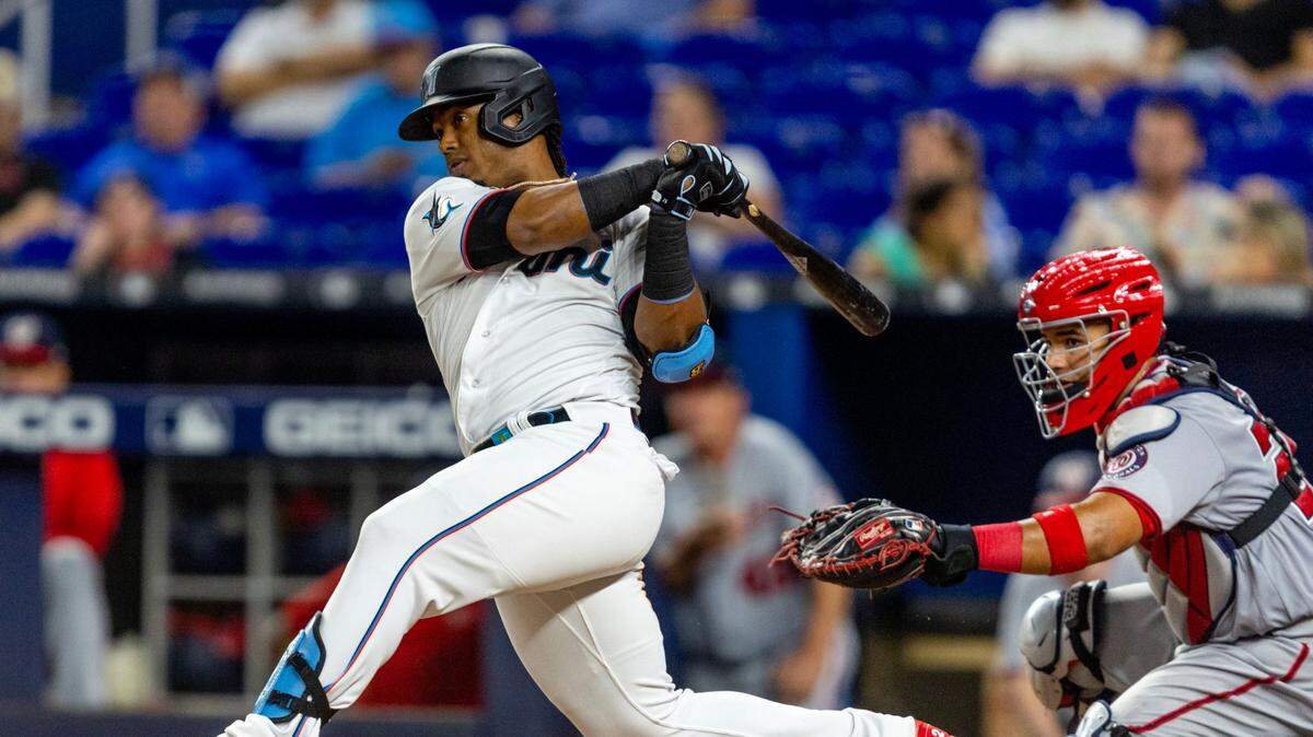 El jugador de los Marlins Jean Segura batea en el sexto inning del partido ante los Nacionales de Washington, celebrado el 16 de mayo de 2023 en Miami.