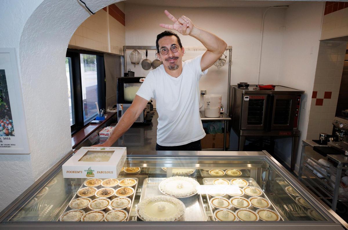 Joshua Abril con algunos de sus key limes en el nuevo Fookem’s Fabulous en Coconut Grove.
