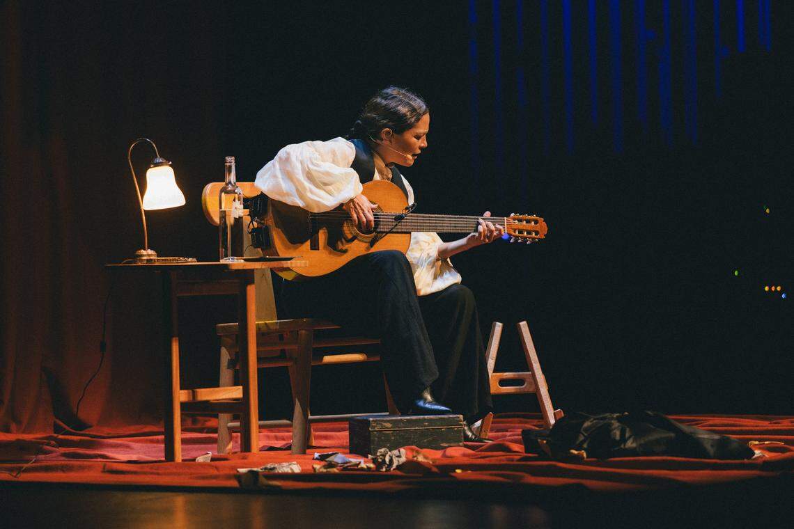 En “Cancionera”, Natalia Lafourcade actúa solita con su guitarra.