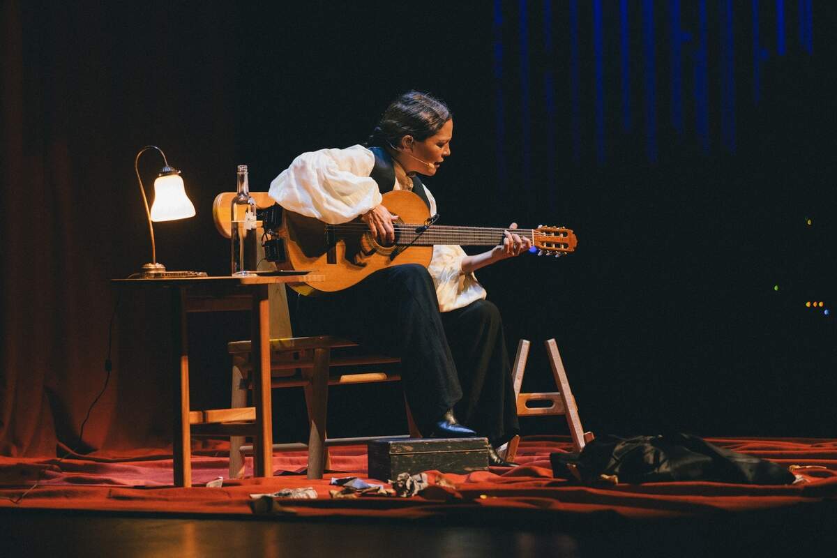 En “Cancionera”, Natalia Lafourcade actúa solita con su guitarra.
