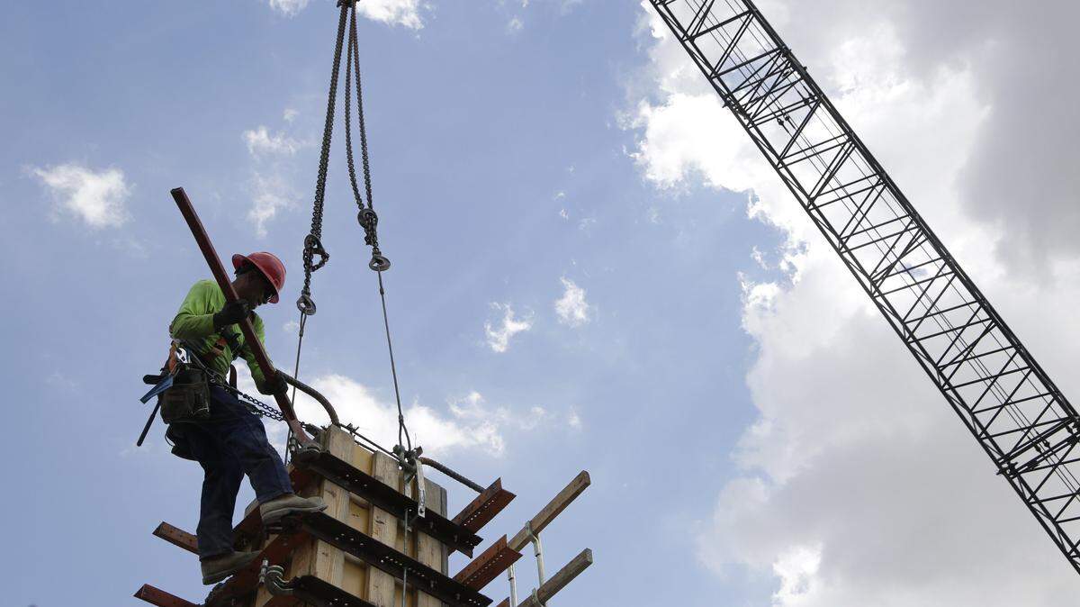Un trabajador de la construcción en Gables Station, un proyecto de viviendas y tiendas en Coral Gables, en julio del 2018. Líderes de la economía floridana pronostican disminución en la creación de empleos para el 2019 en cumbre en Orlando.