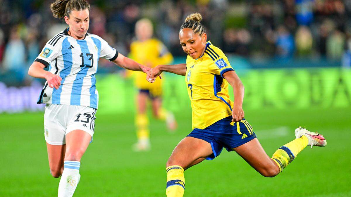 La jugadora de Argentina Sophia Braun (izq.) trata de detener el disparo de Madelen Janogy, de Suecia, en el partido del Mundial femenino celebrado el 2 de agosto de 2023 en Hamilton, Nueva Zelanda.