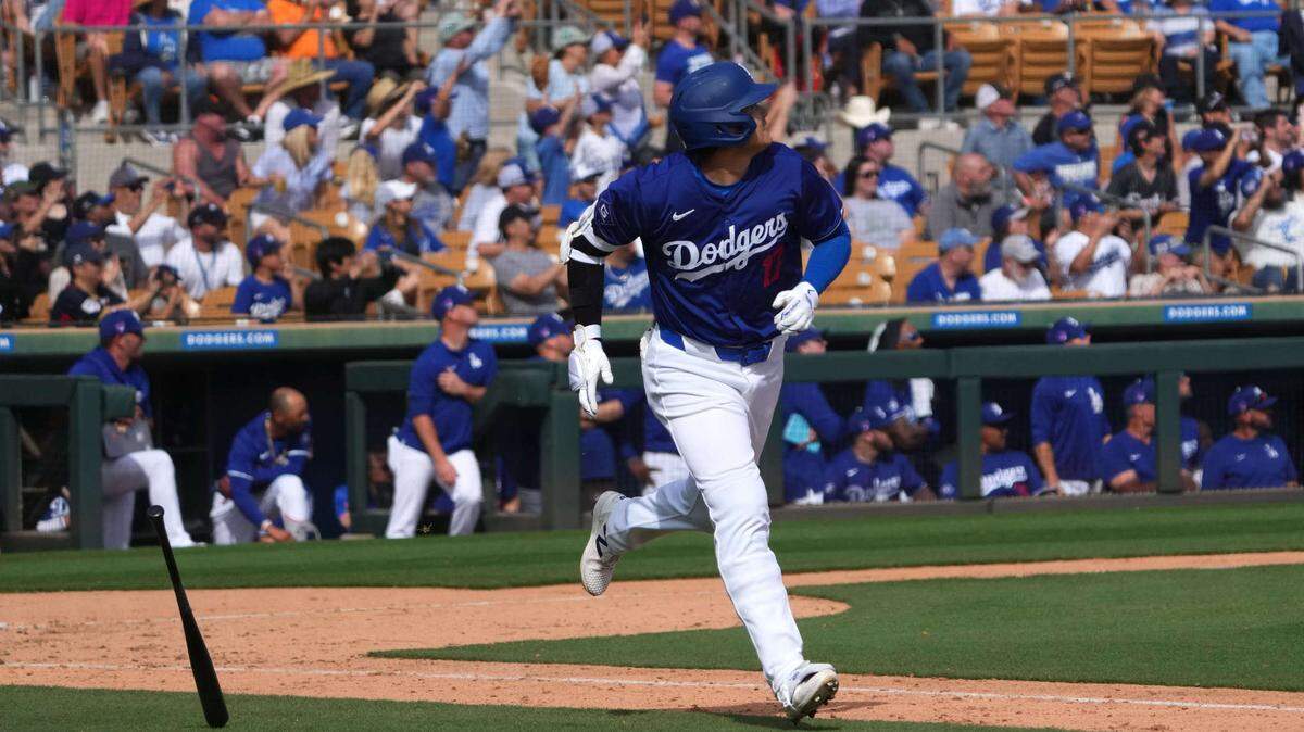 Shohei Ohtani sacudió un jonrón de dos carreras en su primer juego con el uniforme azulado de los Dodgers , en el partido de pretemporada celebrado el 27 de febrero de 2024 en Phoenix, Arizona.