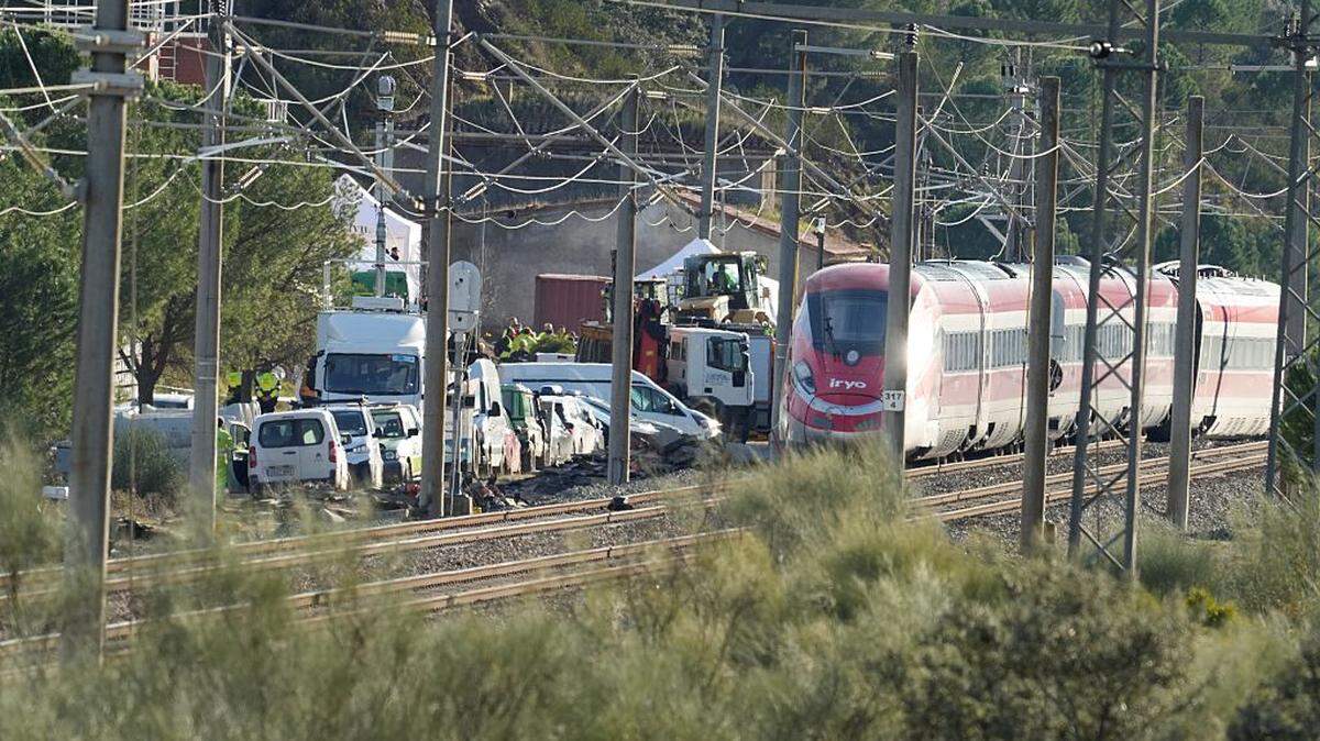 El accidente de trenes ocurrido en la tarde del domingo a la altura de la localidad de Adamuz, en la provincia de Córdoba (centro-sur de España), se ha saldado, hasta ahora, con 40 víctimas mortales, mientras otras 39 personas siguen hospitalizadas.