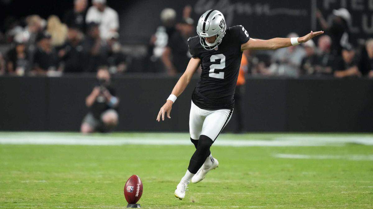El kicker de los Raiders de Las Vegas Daniel Carlson patea el ovoide en un partido ante los 49ers de San Francisco, celebrado el 23 de agosto de 2024.