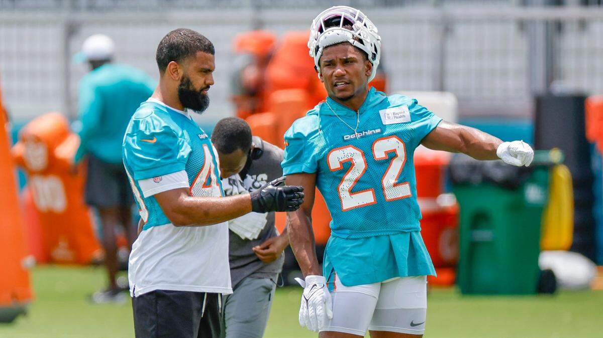 El cornerback de los Dolphins Nik Needham (izq.) y el defensive back Elijah Campbell conversan durante una práctica en el centro de entrenamiento del equipo en Miami Gardens, Florida, el 28 de mayo de 2024.