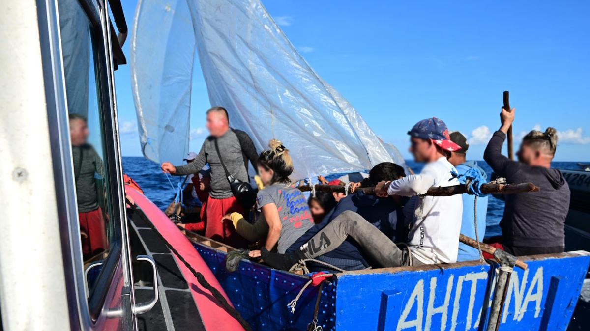 Los guardacostas de Estados Unidos repatriaron a 120 cubanos el 30 de septiembre de 2022, que fueron interceptados en la costa de la Florida durante el huracán Ian.