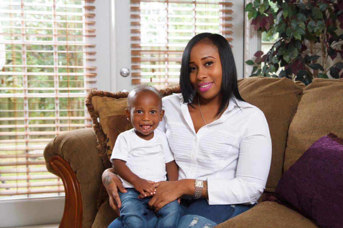 Jasmine Harris con su hijo de 1 año, Stanley Jacques Jr. A Harris le diagnosticaron cáncer de seno cuando tenía 26 años. Qued;ó embarazada después de terminar el tratamiento de radiación y tuvo a su hijo en el 2016.