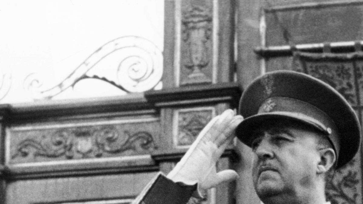 Fotografía tomada en la década de 1960 del general español Francisco Franco. En el período previo a los cuarenta años desde la muerte de Franco, los historiadores siguen trabajando para derribar los mitos que el dictador español había creado por la historia en constante reescritura para perpetuar su dominio. (1939-1975).
