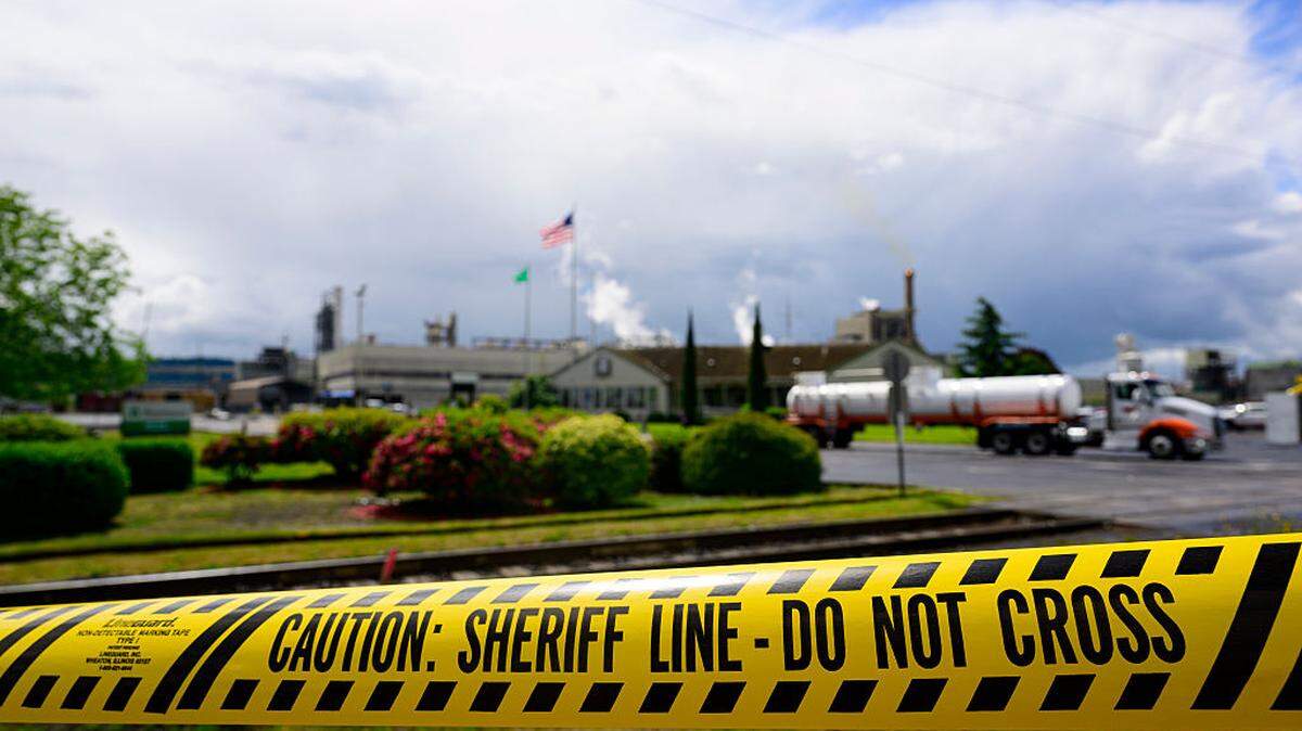 Vista del frente de las instalaciones de la compañía Nippon Dynawave Packaging donde ocurrió la fuga en un tanque de almacenamiento de productos químicos, el 26 de mayo de 2026 en Longview, estado de Washington. 