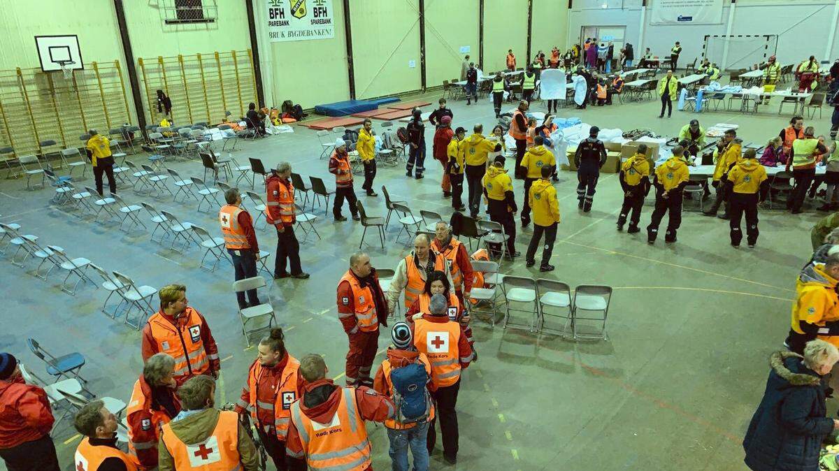 Los pasajeros rescatados del crucero Viking Sky reciben ayuda de los servicios de emergencia en Hustadvika, Noruega, el sábado 23 de marzo de 2019. Un crucero con problemas de motor envió una llamada de emergencia a la costa oeste de Noruega el sábado, luego comenzó a evacuar a sus 1,300 pasajeros y la tripulación en medio Mares tormentosos y fuertes vientos en una operación de rescate en helicóptero de alto riesgo.