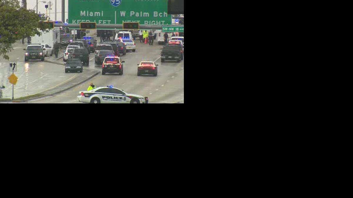 La policía debió cerrar varias escuelas mientras busca a un hombre armado sospechoso de haber robado un automóvil en el área de Broward Boulevard y la autopista I-95.