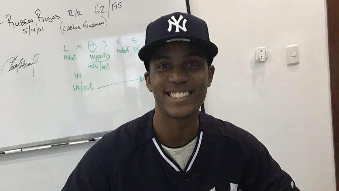 Leonel Hernández al momento de firmar su pacto con los Yankees.