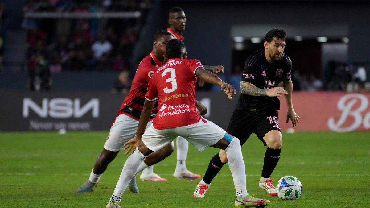 El astro del Inter Miami Lionel Messi (der.) conduce el balón ante la defensa del Sporting San Miguelito, en el partido amistoso celebrado el 2 de febrero de 2024 en Ciudad de Panamá.