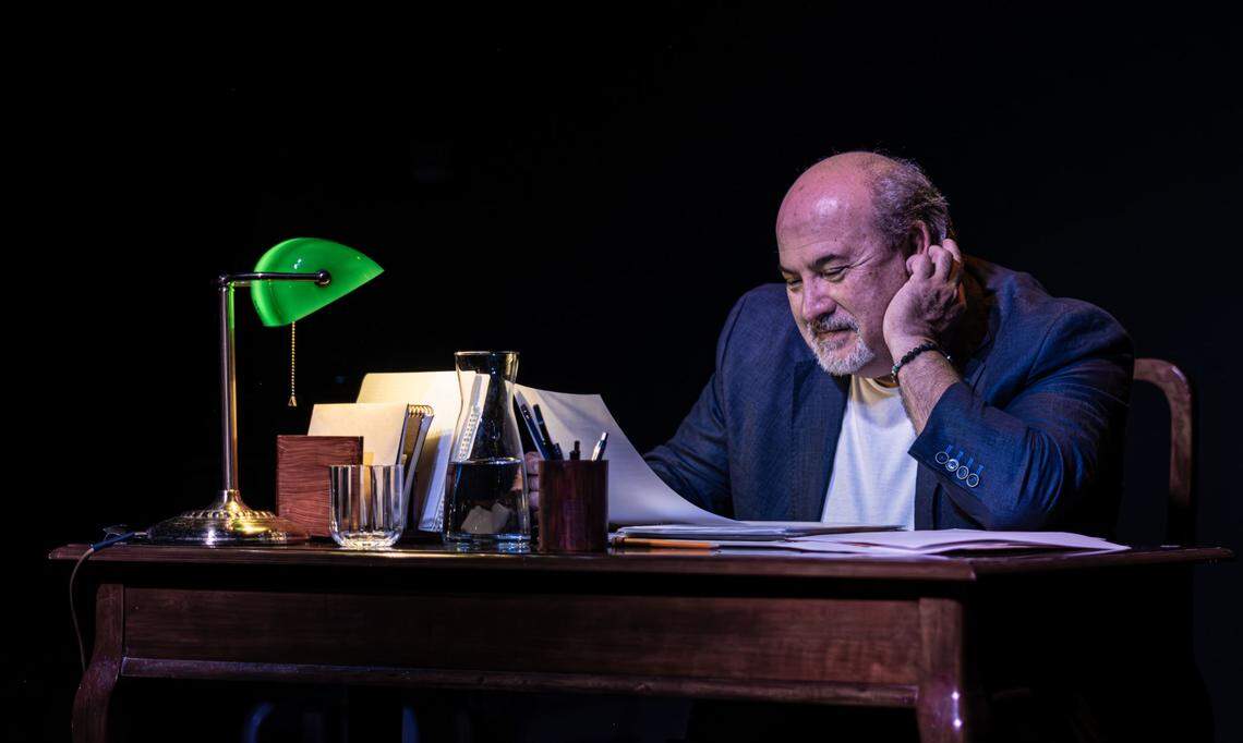 Osvaldo Stróngoli como Andy en otra escena de la obra de A. R. Gurney “Cartas de amor”.