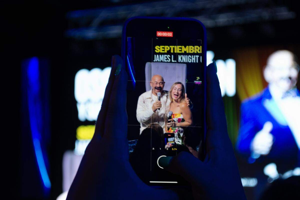 ‘El sonero del mundo’ recibió a la prensa y amigos en un evento para anunciar su “Sabroso Salsa Show”.