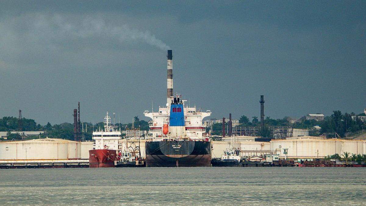 Un buque petrolero descarga en la refinería Nico López en la Bahía de La Habana, el 14 de septiembre de 2025. 
