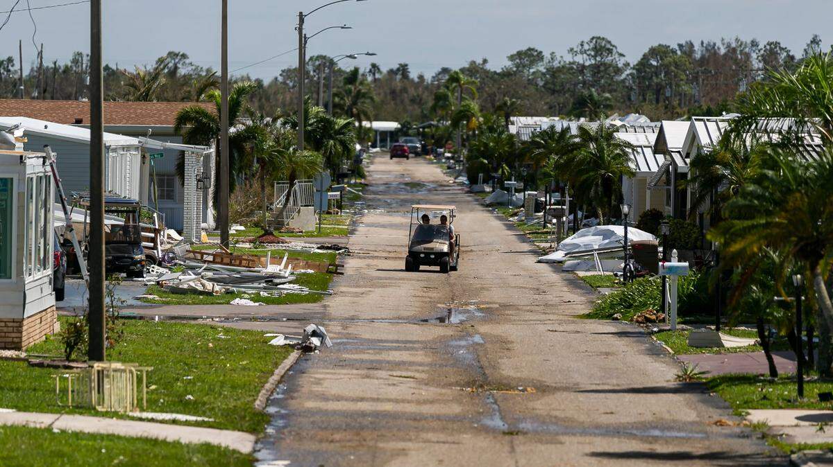 Los escombros del huracán se esparcen por toda una comunidad de casas móviles de Tamiami Village el jueves 29 de septiembre de 2022 en North Fort Myers, Florida. El huracán Ian tocó tierra en la costa del suroeste de Florida como una tormenta de categoría 4 el martes por la tarde, dejando las áreas afectadas calles, árboles caídos y escombros esparcidos.