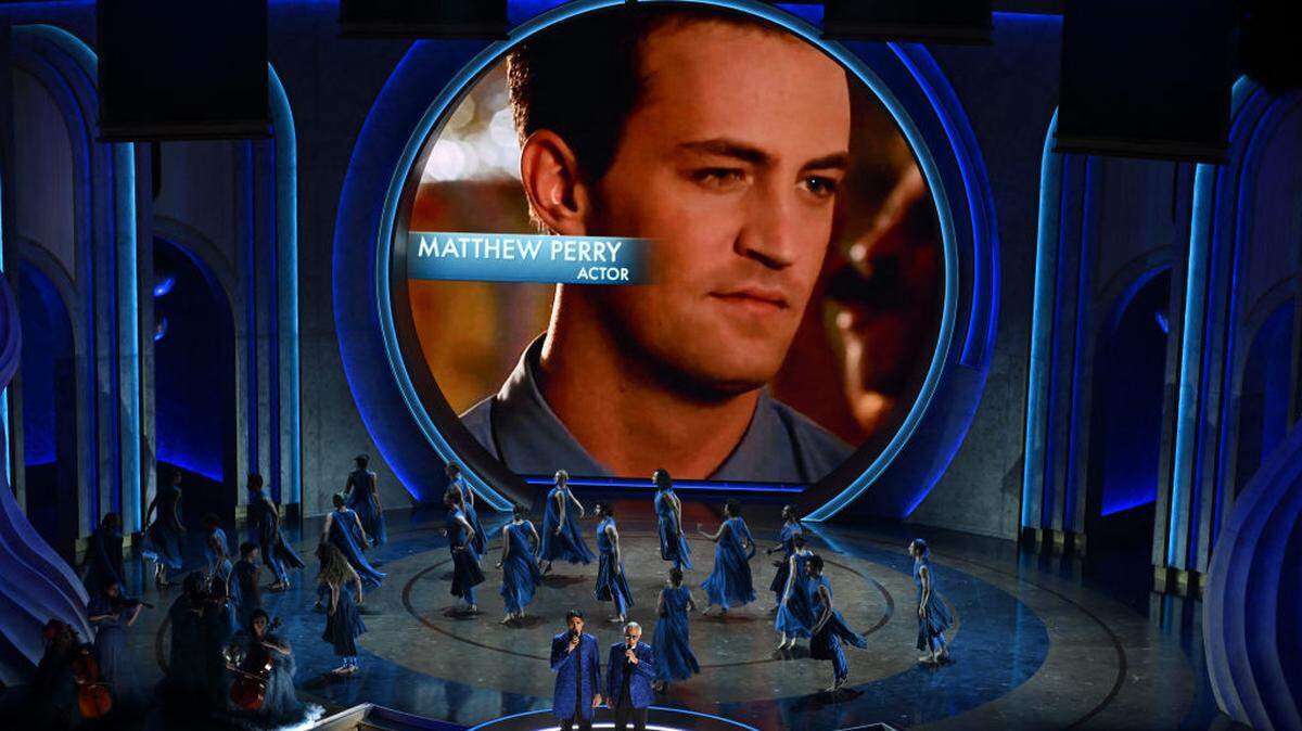 El fallecido actor estadounidense-canadiense Matthew Perry aparece en pantalla mientras el tenor italiano Andrea Bocelli y su hijo, el cantante italiano Matteo Bocelli, actúan durante un segmento en memoria de los fallecidos durante la 96ª edición de los Premios de la Academia en el Dolby Theatre de Hollywood, California, el 10 de marzo de 2024.