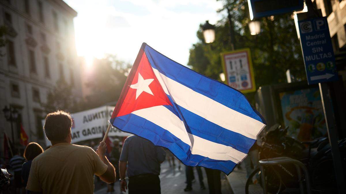 Personas portando banderas en una manifestación contra el embargo económico de Estados Unidos sobre Cuba, a 24 de julio de 2021, en Madrid (España). Coincidiendo con el día en el que comenzó la Revolución Cubana hace 68 años, la protesta ha sido convocada por 25 organizaciones contra el embargo económico de EEUU a Cuba, en especial contra la Ley Helms-Burton, aprobada en 1996 por el país norteamericano. Jesús Hellín / Europa Press (Foto de ARCHIVO) 26/7/2021