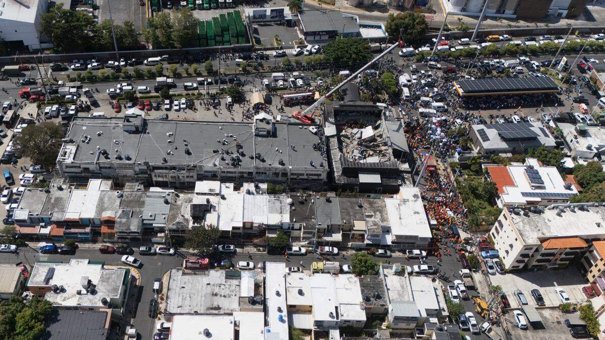 Dos de los propietarios de la discoteca que colapsó en Santo Domingo hace dos meses fueron arrestados el jueves bajo el cargo de homicidio involuntario en una tragedia que ocasionó 236 muertes.