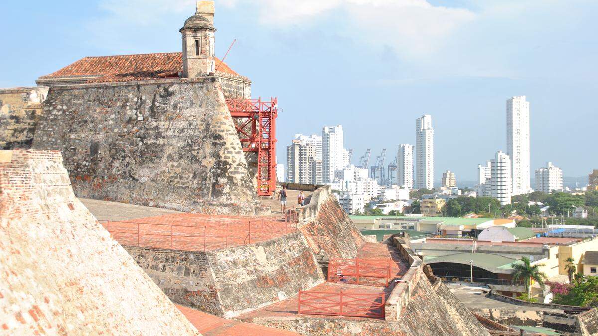 El Fuerte San Felipe con la ciudad moderna al fondo.