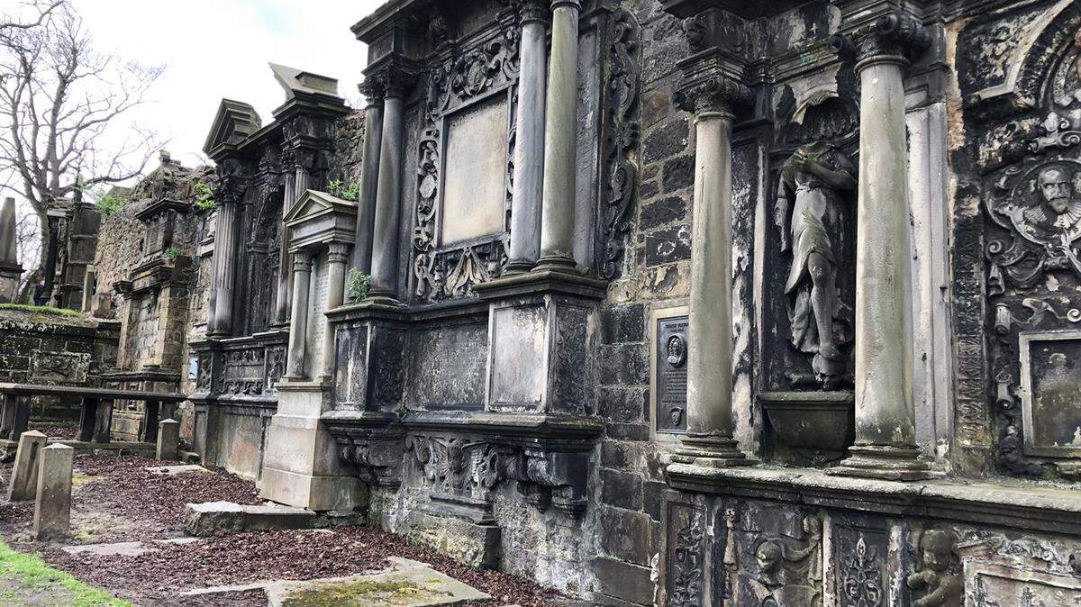 Edimburgo cuenta con un bello cementerio, el de Greyfriars. Se trata de un lugar que recibe muchos visitantes que llegan allí atraídos, en parte, por la historia del perro Bobby.