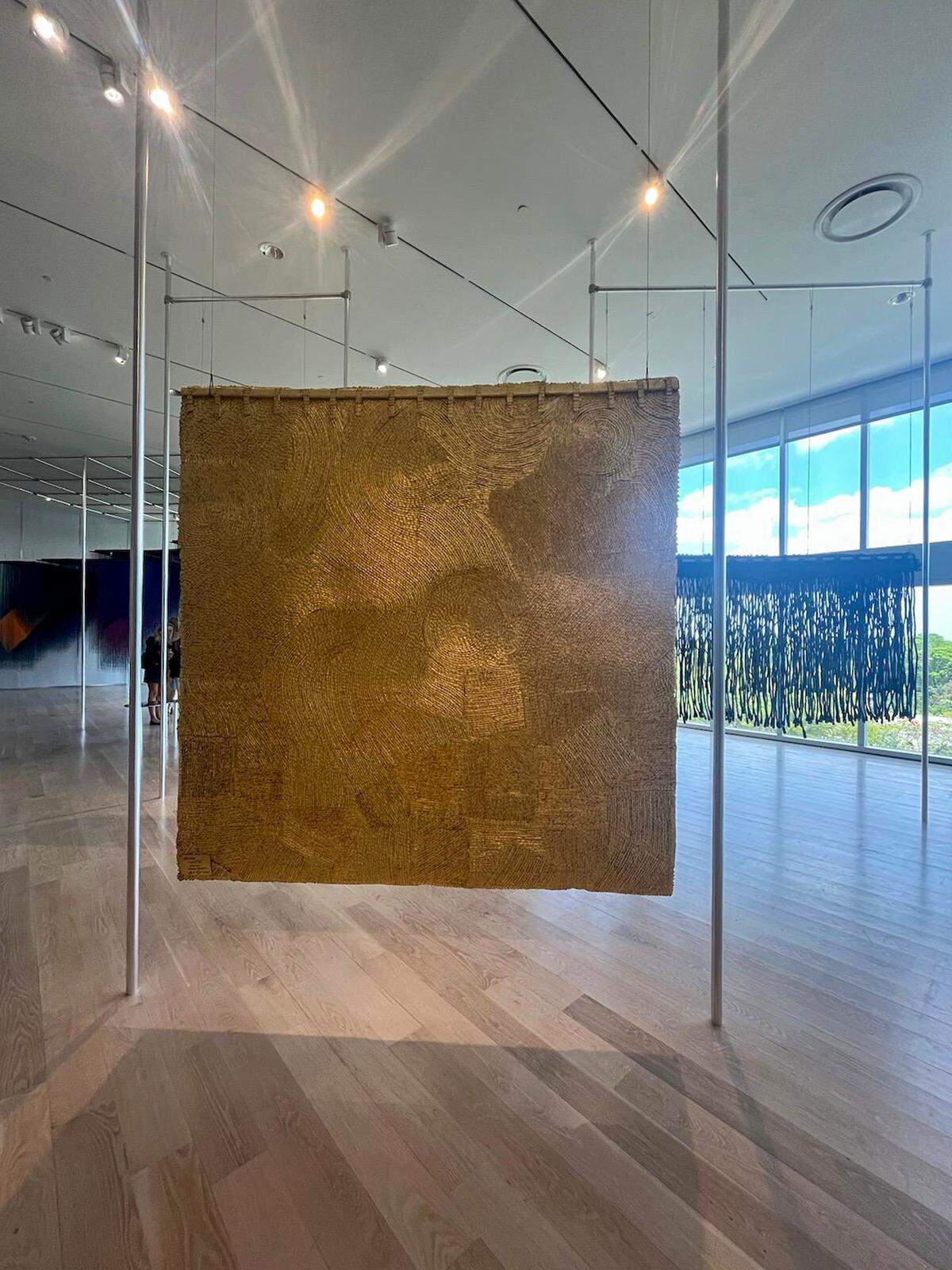 Panorámica de instalación en sala. Al frente 'Strata XV', 2009, lino, yeso, acrílico y hojilla de oro.&nbsp;
