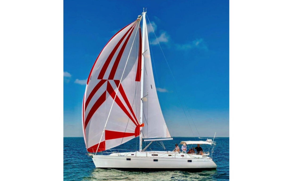 El barco es un clásico velero Beneteau Oceanis de 40 pies de 1996, ofrece una experiencia inolvidable para un pequeño grupo de hasta seis personas.