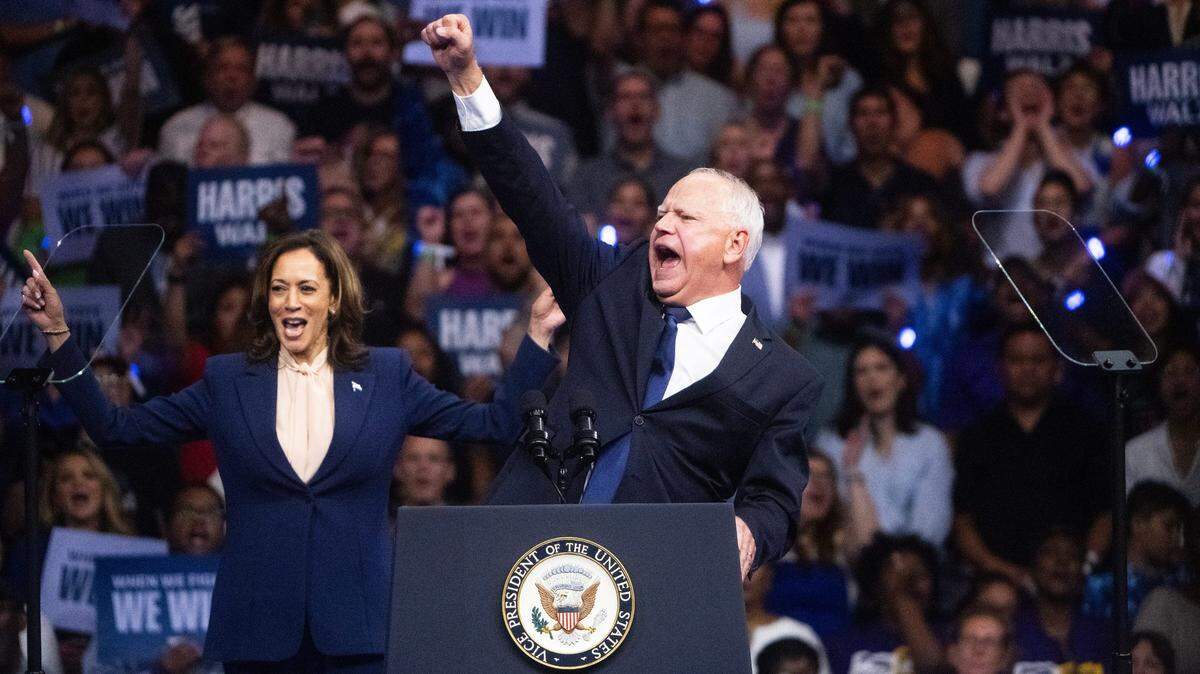 LA VICEPRESIDENTA de Estados Unidos Kamala Harris reacciona a las palabras de su compañero de fórmula, el gobernador de Minnesota, Tim Walz.