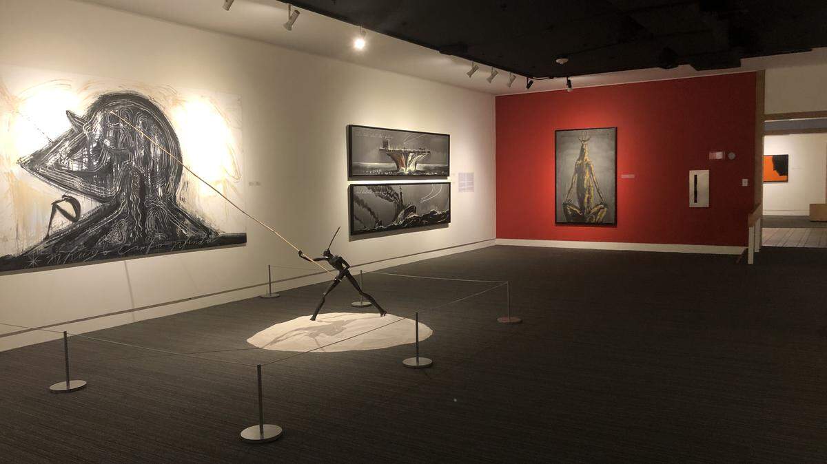 Vista de una sala con obras de José Bedia.