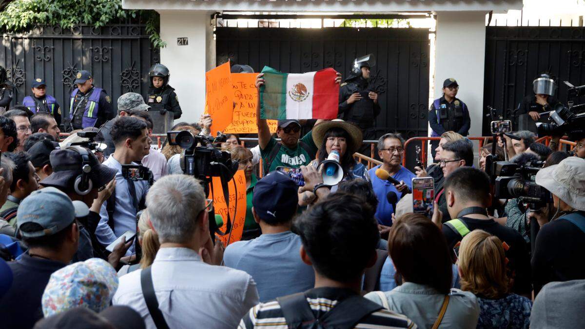 Decenas de personas protestan frente a la embajada de Ecuador en Ciudad de México, el sábado 6 de abril de 2024. El viernes agentes policiales entraron a la fuerza en la embajada mexicana en Quito para detener al exvicepresidente ecuatoriano Jorge Glas, que había solicitado refugio allí.