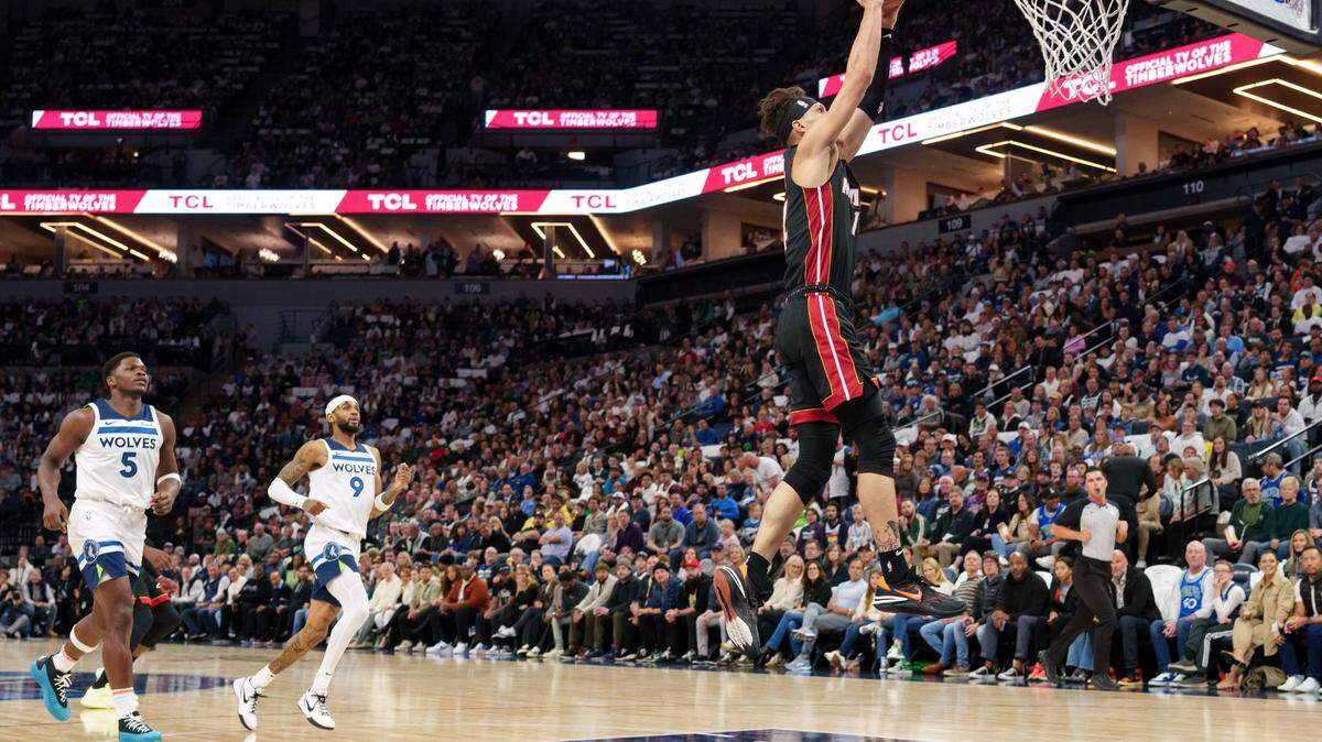El escolta del Heat Tyler Herro clava la pelota en el partido ante los Timberwolves, celebrado el 28 de octubre de 2023 en Minnesota.