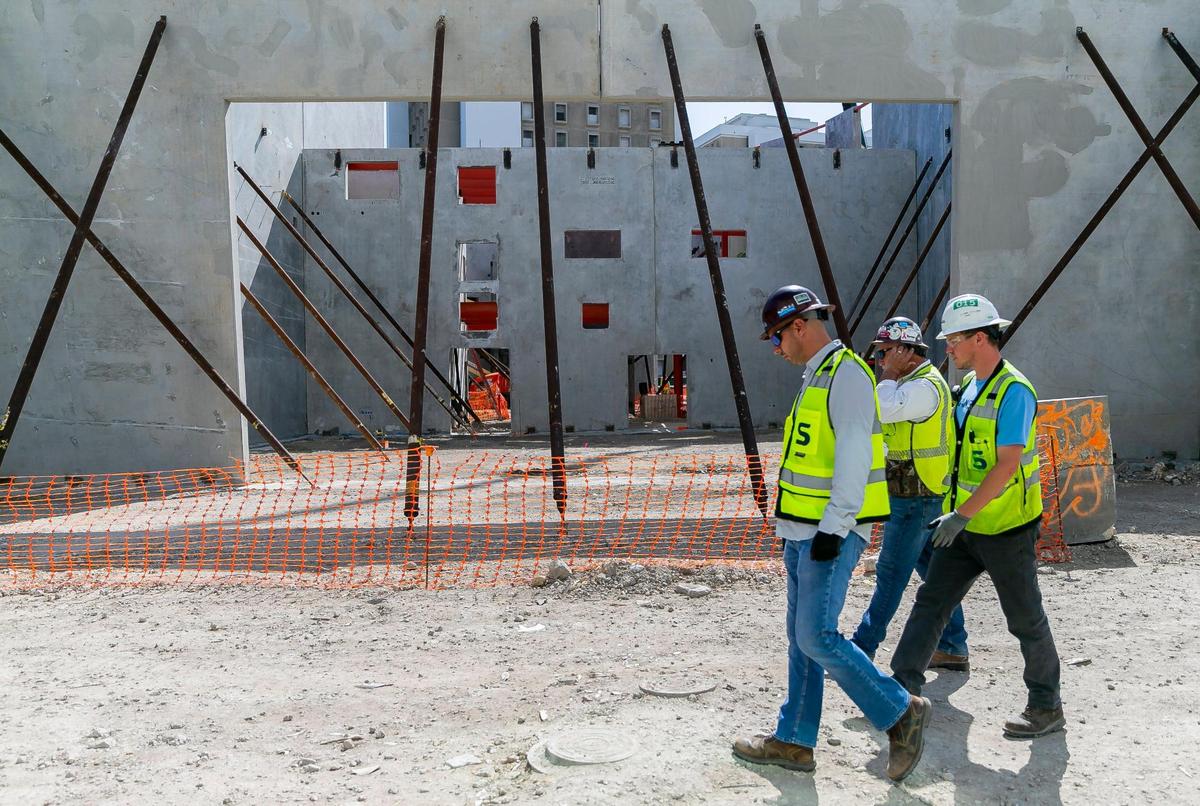Los sitios de construcción, donde predominaban los hombres, tienen cada vez más mujeres entre el personal.