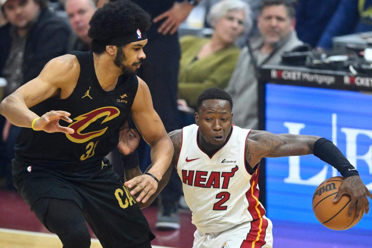 El jugador del Heat de Miami Terry Rozier (der.) trata de pasar la marca de Jarrett Allen, de los Cavaliers, en el partido celebrado el 20 de marzo de 2024 en Cleveland.