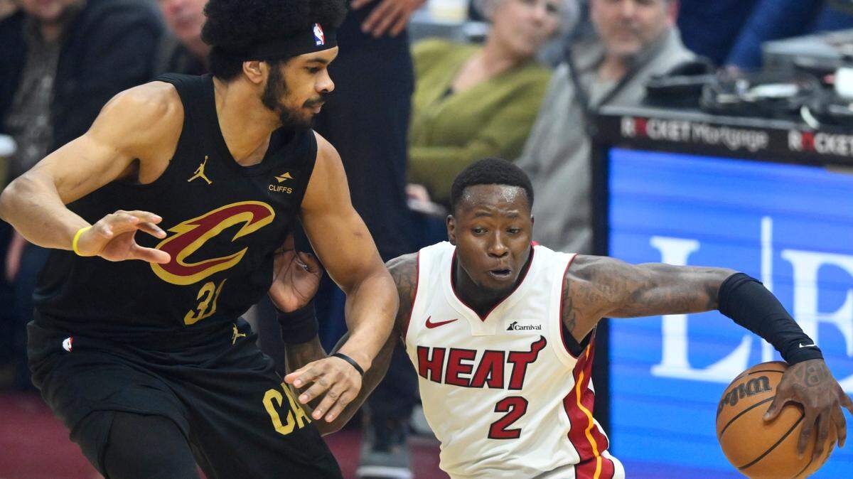 El jugador del Heat de Miami Terry Rozier (der.) trata de pasar la marca de Jarrett Allen, de los Cavaliers, en el partido celebrado el 20 de marzo de 2024 en Cleveland.