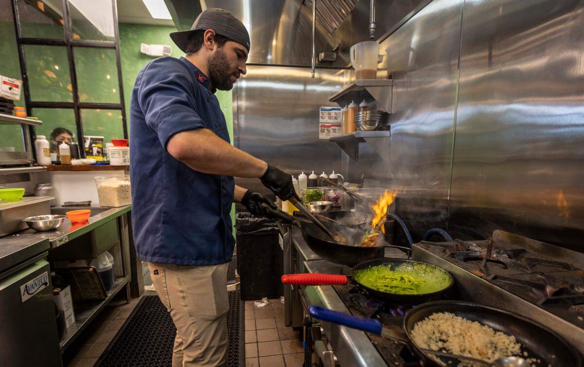 Miami, Florida, Septiembre 16, 2021 - El Chef Mauricio Arias en la cocina del restaurante Manta , preparando Fettucine al Pesto con Milanesa de pescado.