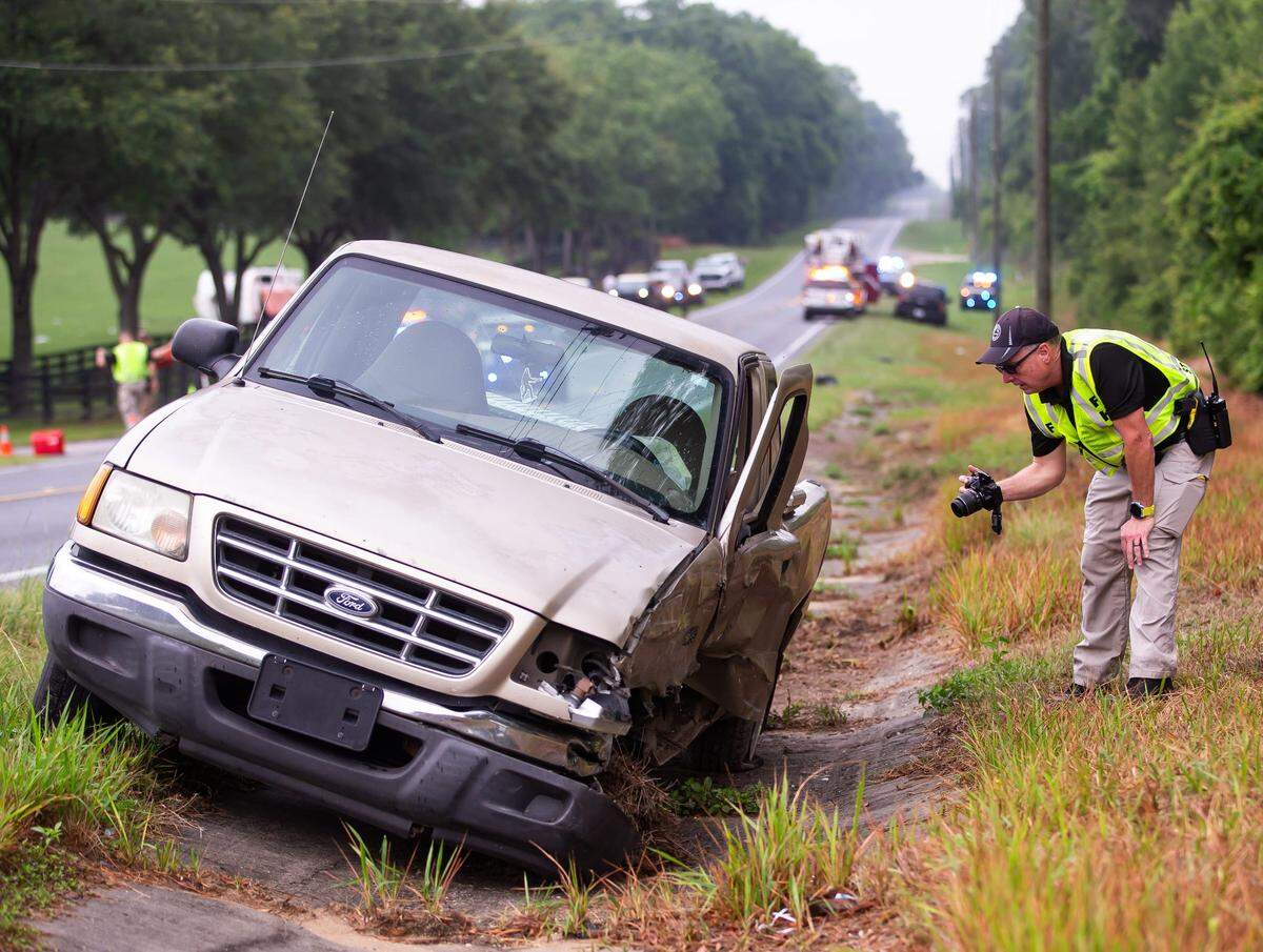 Agente de la Patrulla de Caminos de Florida. Brett Detweiler toma fotografías de la camioneta que estuvo involucrada en el accidente mientras los trabajadores de emergencia estaban en el lugar de la colisión fatal de un autobús que transportaba trabajadores que volcó el martes 14 de mayo de 2024 en West State Road 40 en el oeste del Condado Marion.