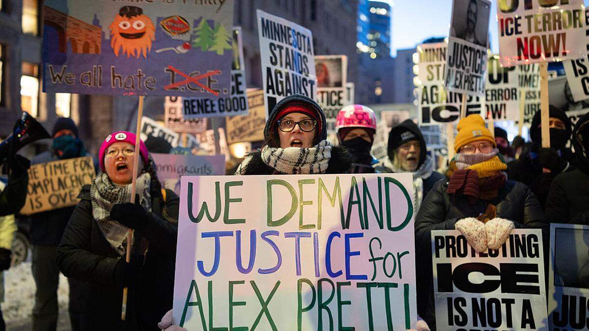 Manifestantes protestan contra las acciones de la Policía de Inmigración y Control de Aduanas (ICE) y la Patrulla Fronteriza en Minnesota, el martes 27 de enero de 2026 en Minneapolis. La pancarta principal dice “Exigimos justicia para Alex Pretti”.
