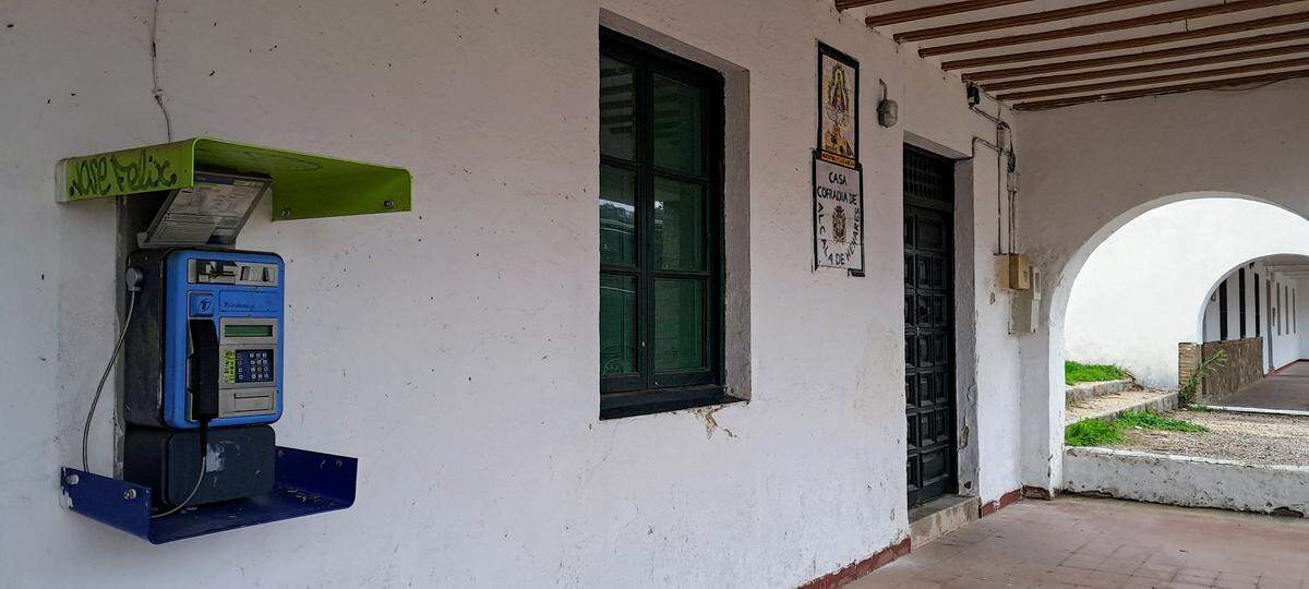 En Andújar, todavía perduran los teléfonos que han sido reemplazados por los celulares. No sabemos si aún funcionan.