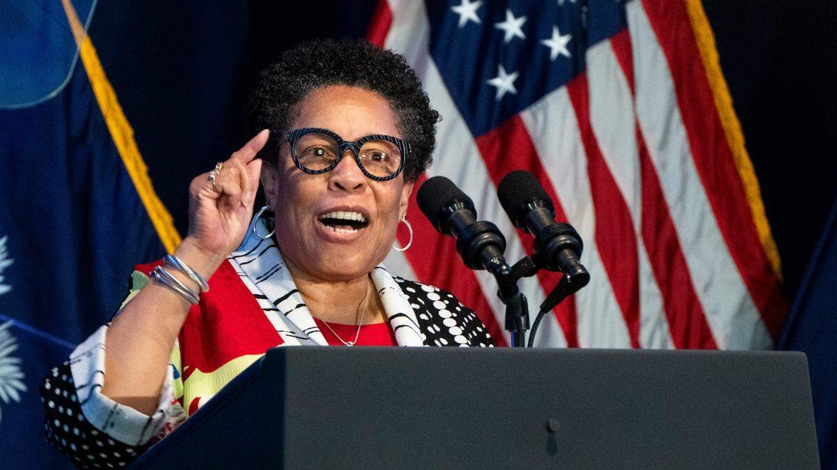 La renuncia de Marcia Fudge, quien ha sostenido que la vivienda asequible sigue siendo un problema en Estados Unidos, ocurre cuando empieza a tomar ímpetu la campaña para la elección presidencial en noviembre.