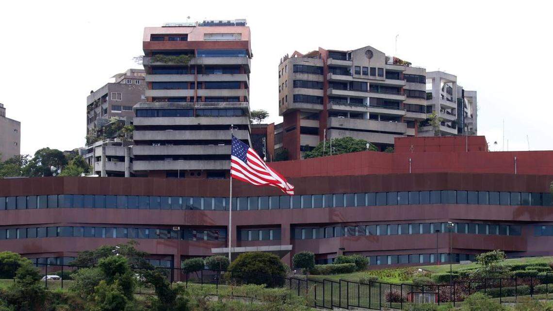 “Una nueva era en las relaciones’’: Estados Unidos iza su bandera en la embajada en Venezuela tras siete años